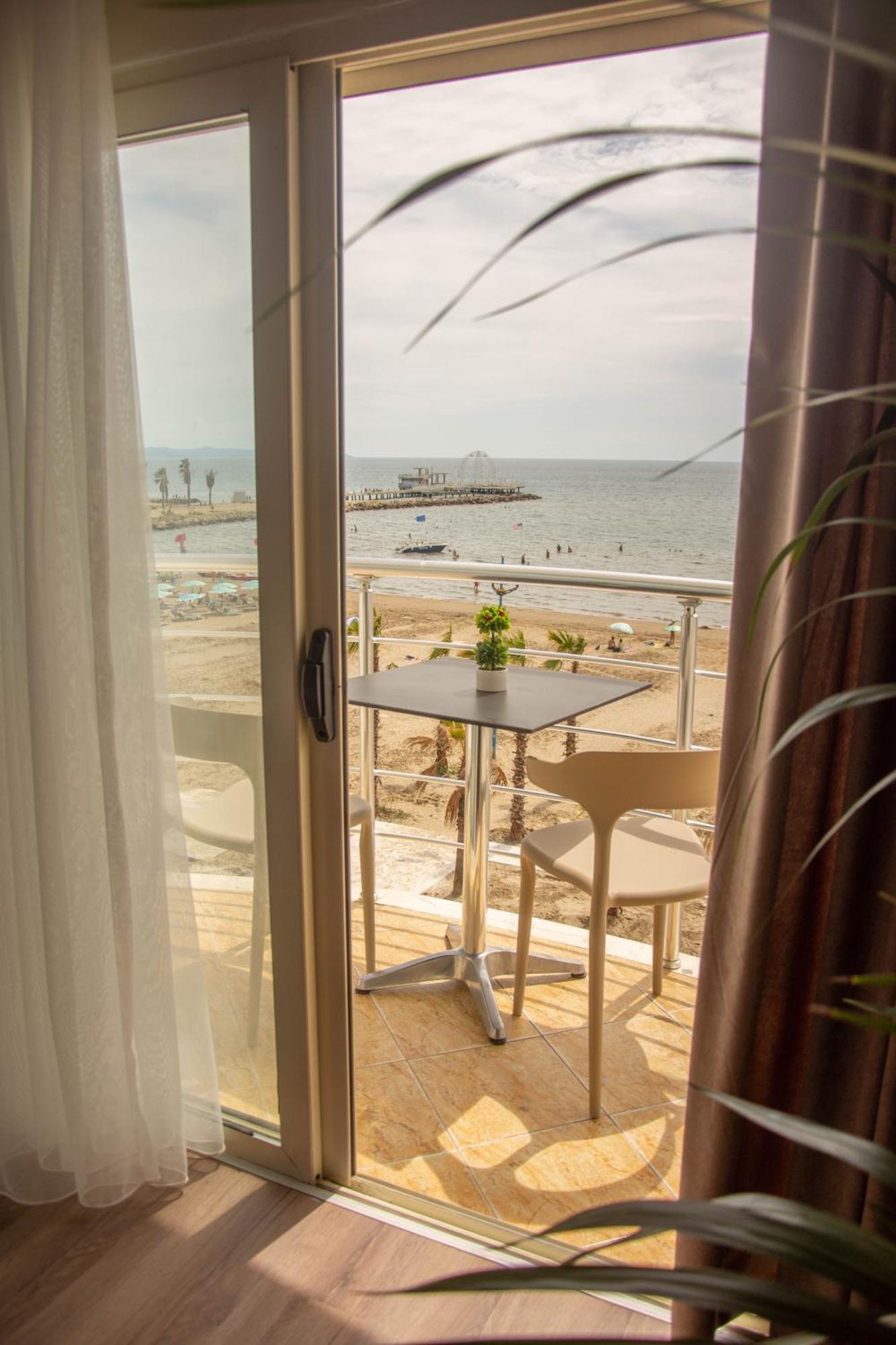 Wave Beachfront Apartments Durrës 外观 照片