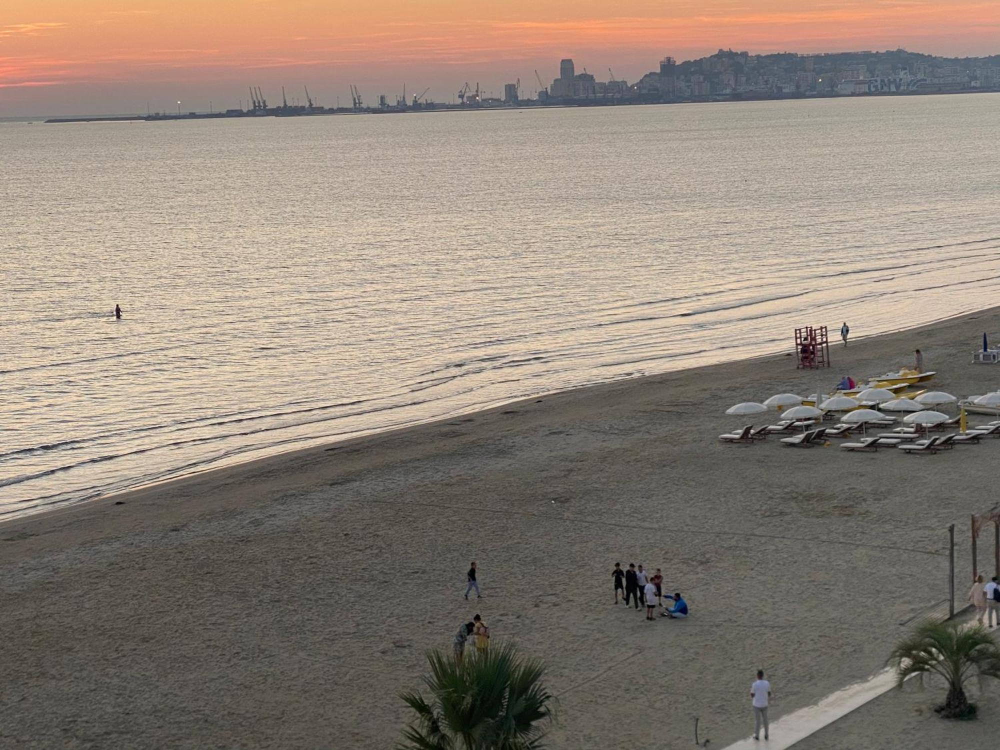 Wave Beachfront Apartments Durrës 外观 照片