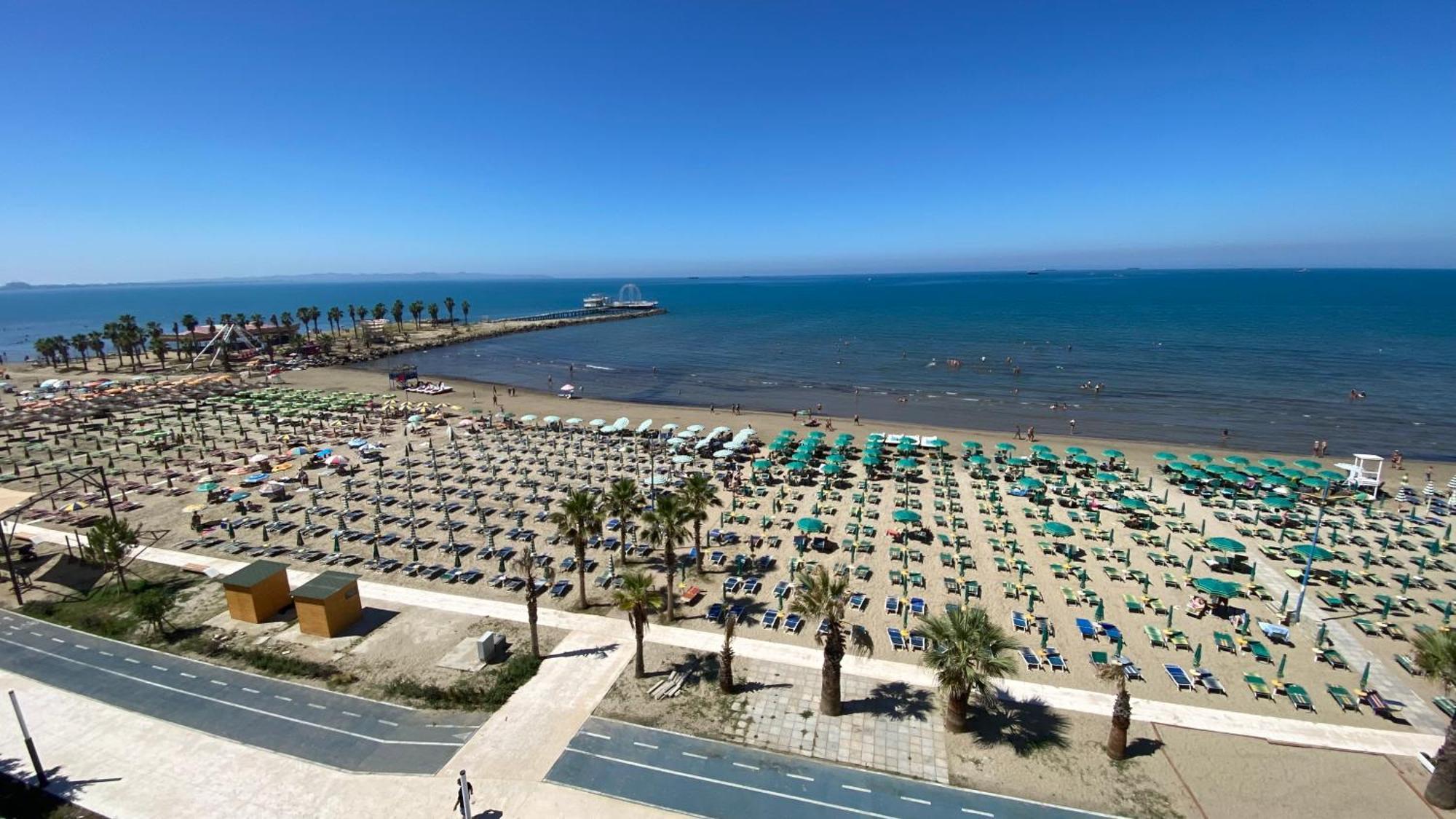 Wave Beachfront Apartments Durrës 外观 照片