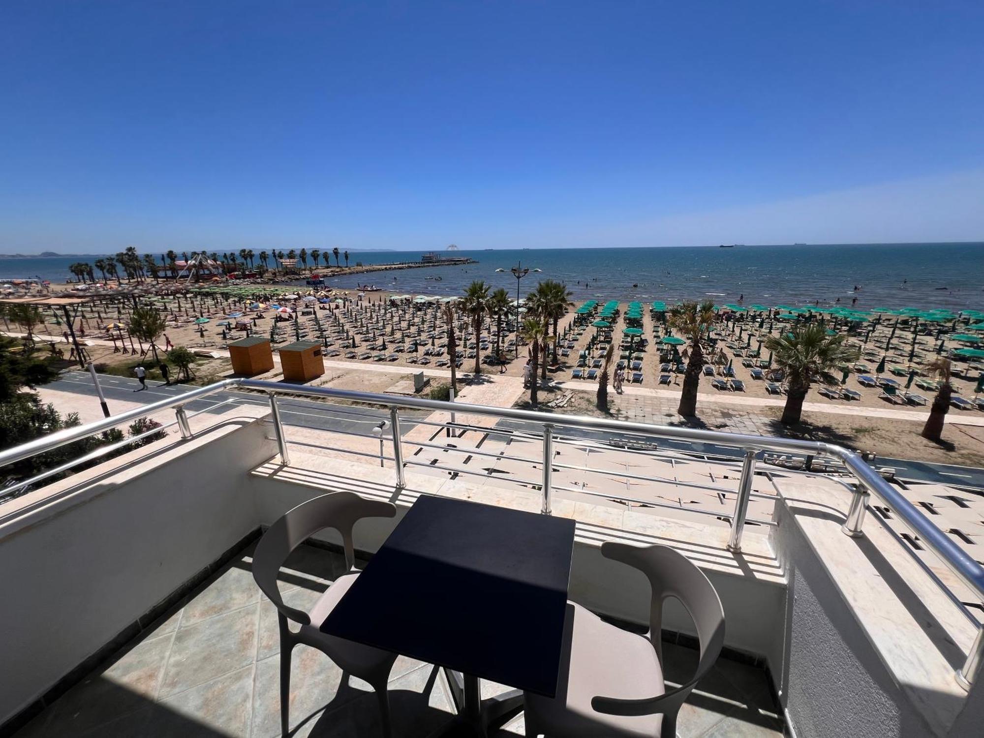 Wave Beachfront Apartments Durrës 外观 照片
