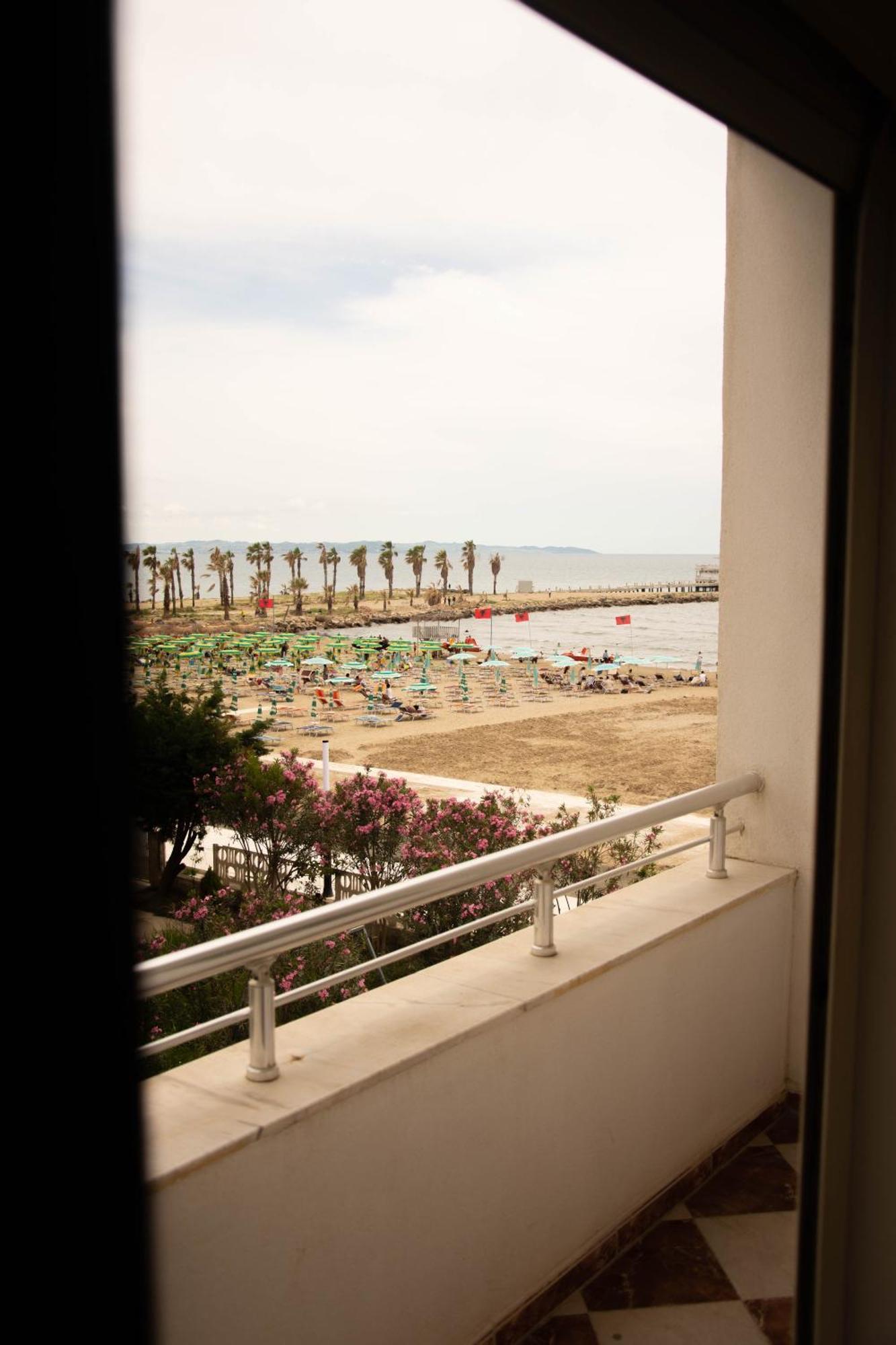 Wave Beachfront Apartments Durrës 外观 照片